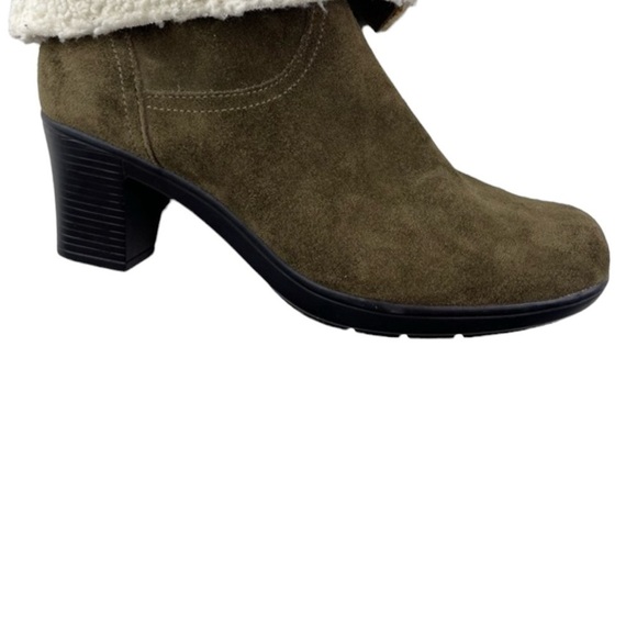 Clarks Bendables Ankle Boots Size 9M Olive Green Leather Faux Sherpa Cuff - Picture 3 of 10